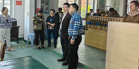 市經(jīng)信局副局長(zhǎng)楊雄文帶隊(duì)，蒼南縣經(jīng)信局趙局、壽局陪同來(lái)公司調(diào)研的圖片
