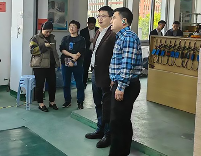 市經(jīng)信局副局長楊雄文帶隊(duì)，蒼南縣經(jīng)信局趙局、壽局陪同來公司調(diào)研的新聞圖片